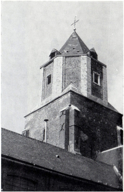 De romaanse toren van de Ste.-Barbarakerk