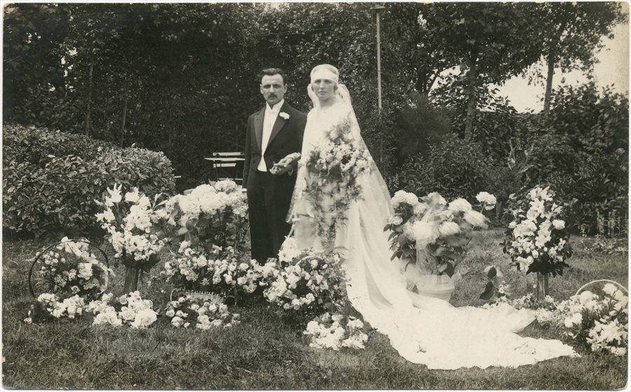Huwelijksfoto van Agnes Van Acker en Jozef Feyt