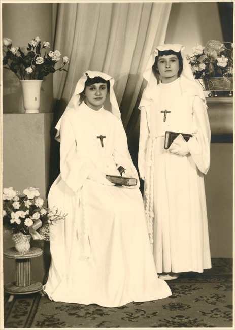 Noella (links) en Lydia De Vriendt, twee Plechtige Communicantjes