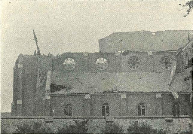 Het zwaar geteisterde kerkgebouw van Boekhoute