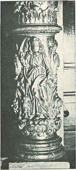Gebeeldhoude biechtstoel, sokkel van een kolom met de beeltenis van de 
   Evangelist Johannes