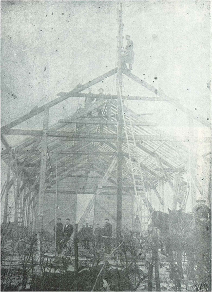 Opbouw van de eerste (houten) kerk in 1904.