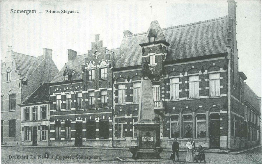 Dorpspomp en Primus Steyaert monument rond 1908