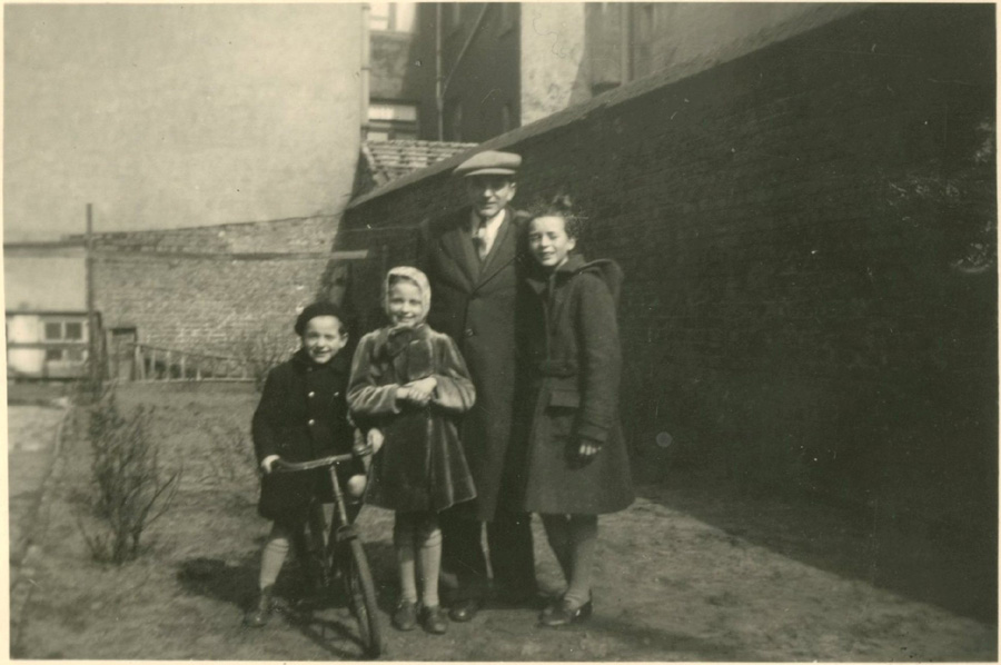 Emile Gevaert et ses trois enfants