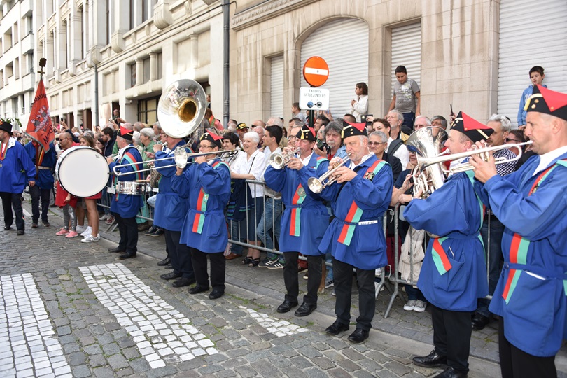 Ils vont planter le Meyboom