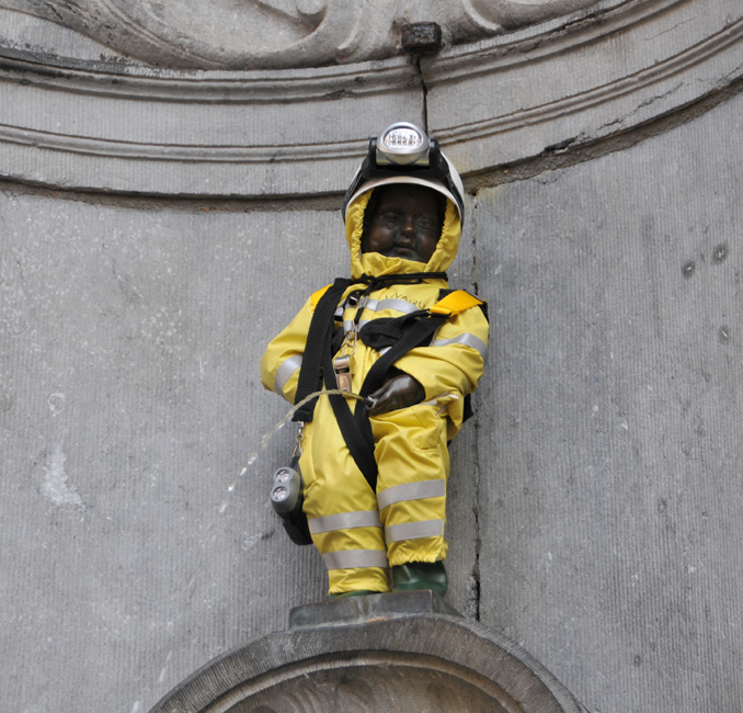 Manneken Pis in his new costume of sewerman