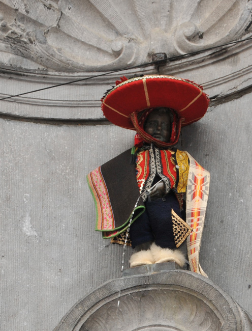 Manneken Pis in his new Peruvian costume