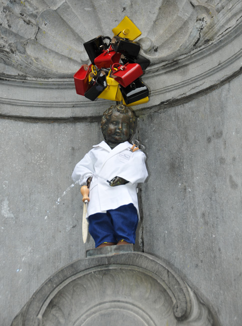 Manneken Pis reoit un nouveau costume de la Maroquinerie Delvaux