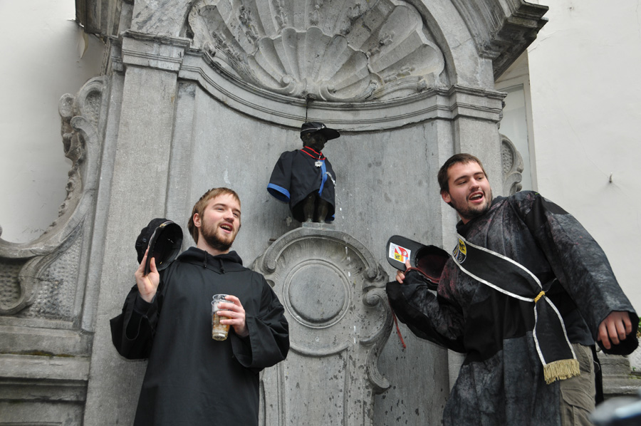 Manneken Pis en de Studenten van de Polytech van de VUB