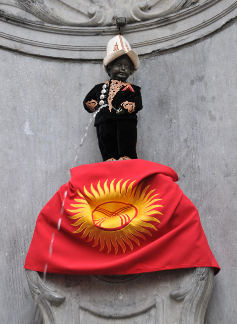 Manneken Pis dans son nouveau costume reu de l'Ambassade de Kyrgizstan