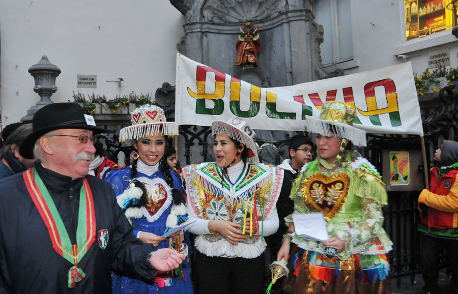 Manneken Pis and the diablada of the Carnaval de Oruro