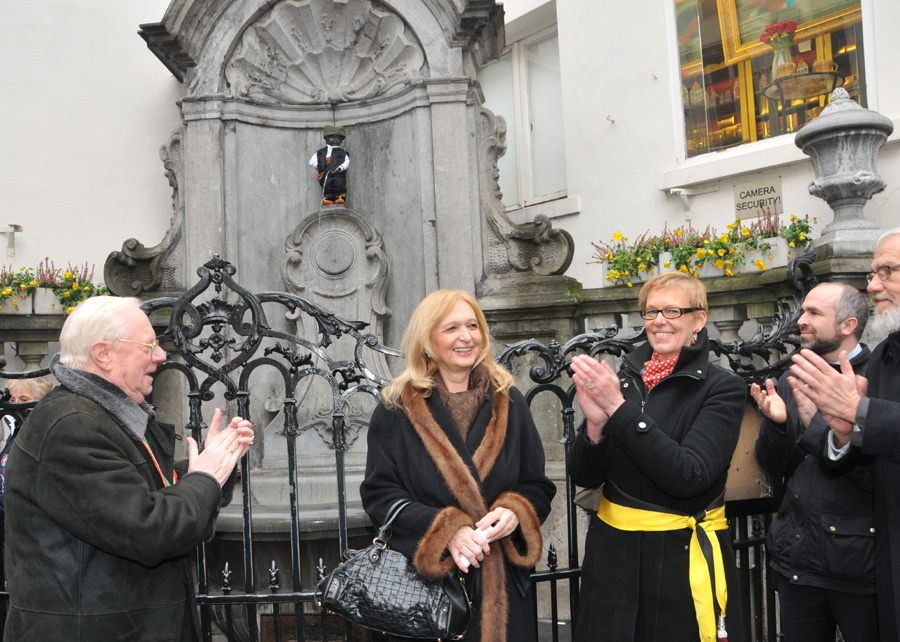 Manneken Pis in his Serbian suit