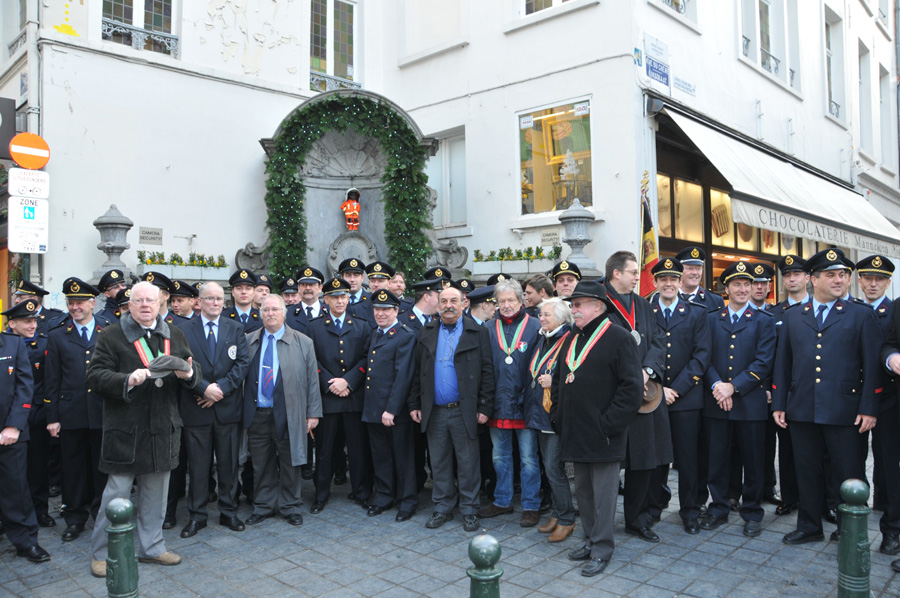 Manneken Pis salué par les Pompiers Professionels