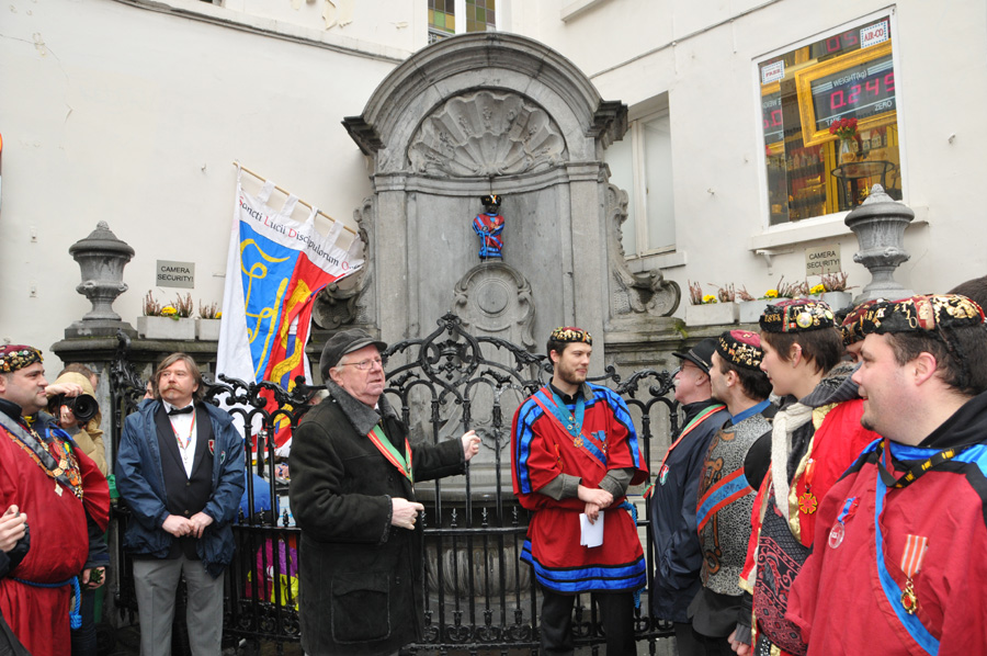 Manneken Pis et les étudiants de Saint-Luc