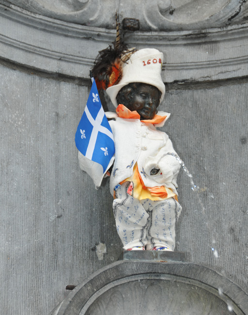 Manneken Pis dans son costume du Québec