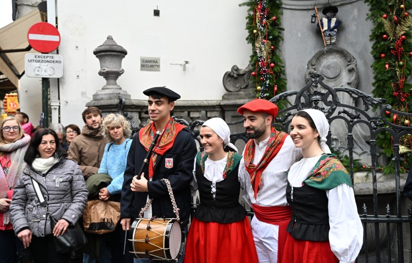 Manneken Pis reçoit un nouveau costume basque.