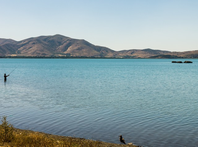 Les ruines d'un monastère au milieu de Hazar, le lac mythique