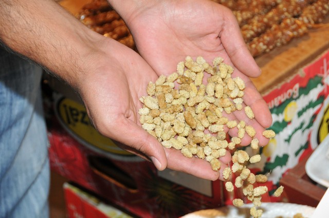 Les mûres sèches au marché de la ville