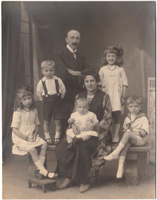Het gezin 
	    van Gilbert De Jonghe en Maria De Bock toen Fernand er nog niet was.