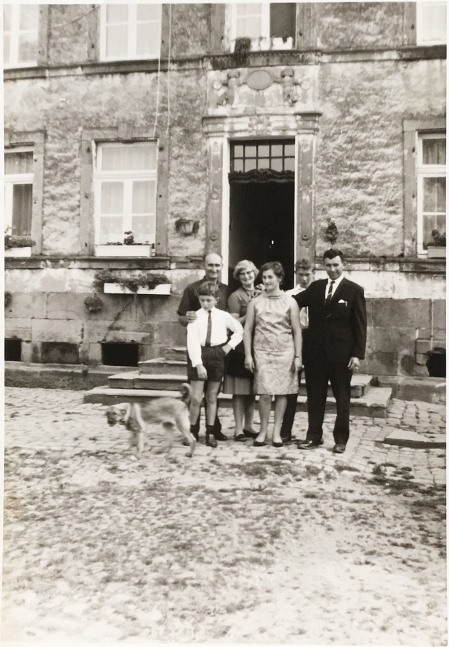 Voor het huis op de boerderij
in Junglinster in het Groot Hertogdom Luxemburg