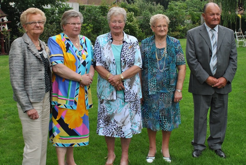 Vier dames en een heer in de tuin van de Gouden Kroon