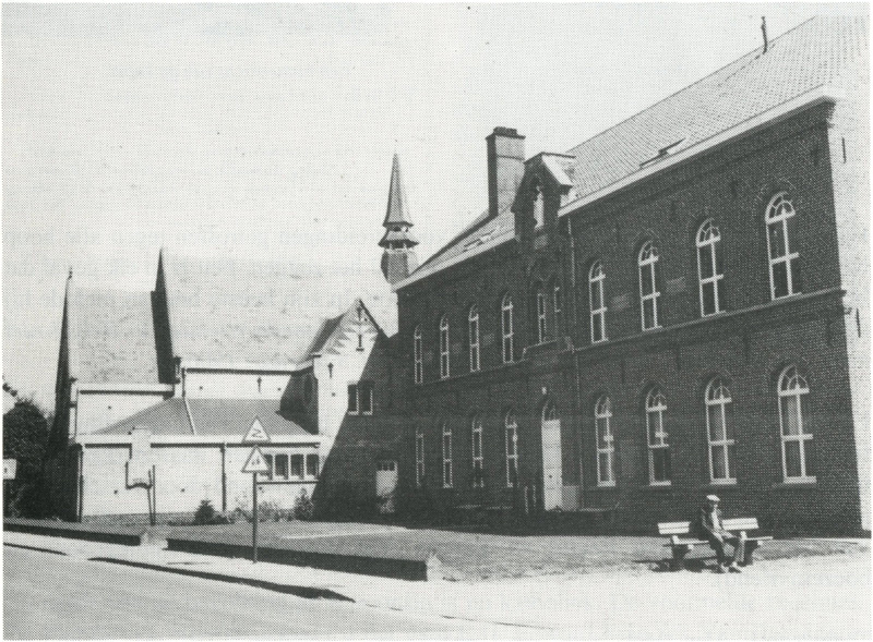 Het godshuis van Lembeke met vooraan links de kapel