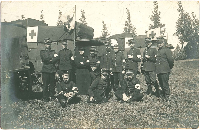 Rode Kruis eenheid met kapelaan in 1914