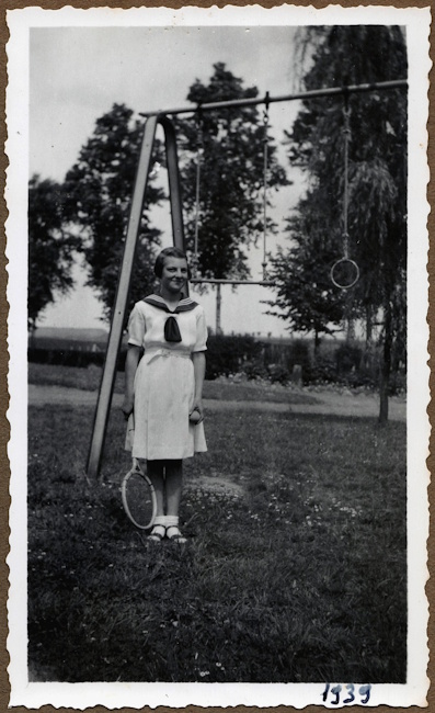 Wie is zij? En waar?