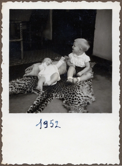 Twee kindjes op een tijger