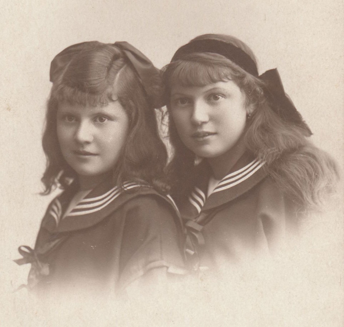 Madeleine en Paula Van Peteghem in 1915