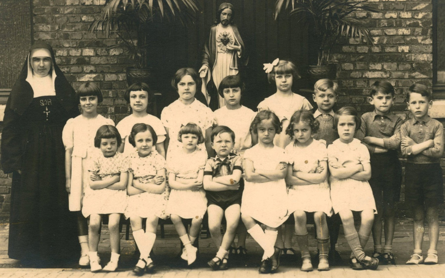 Klasfoto: 11 meisjes, 4 jongens en 1 nonnetje
