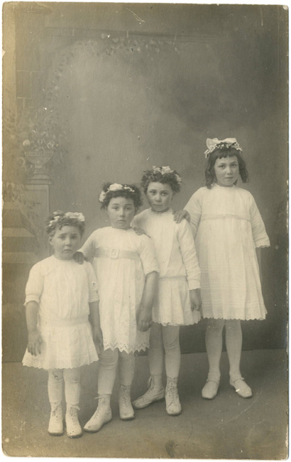 Vier meisjes in 't wit gekleed