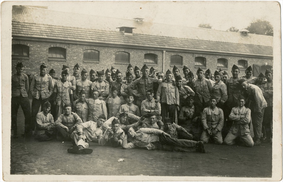 Groep militairen in een kazerne