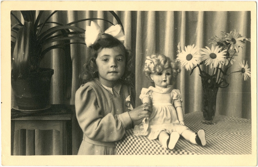 Rita Buysse met haar pop
