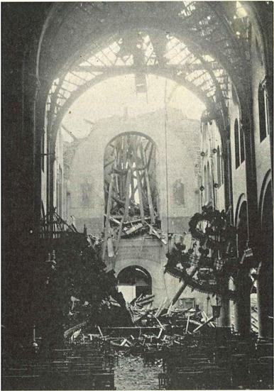 Binnenopname van de verwoeste kerk van Boekhoute
