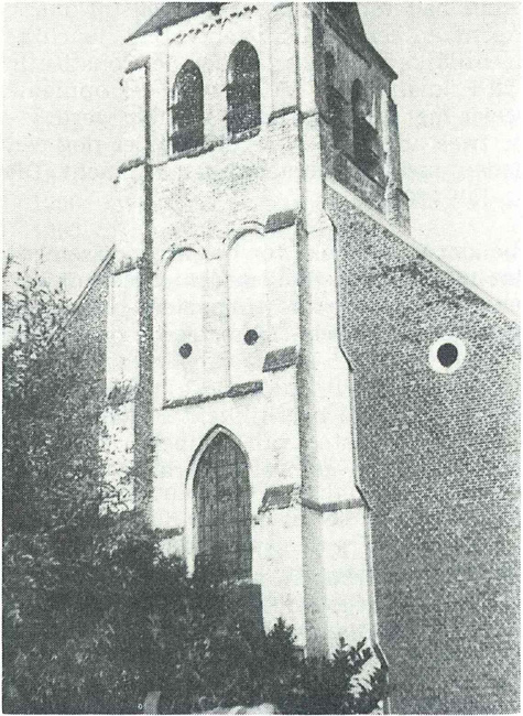 Het massief van de kerktoren omstreeks 1950.