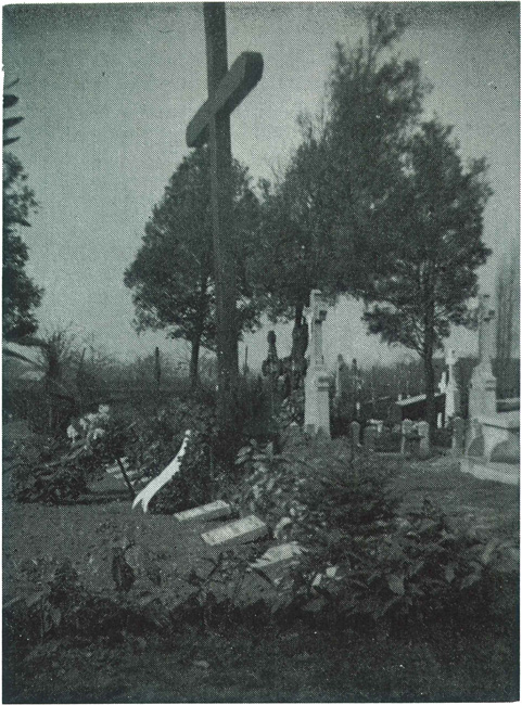 Het kruis bij de grafstele van de Duitse soldaten op het kerkhof van Knesselare